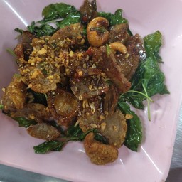 หมูกรอบผัดใบกะเพราทอดกรอบ