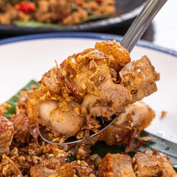 หมูกรอบทอดกระเทียมขุนช้าง