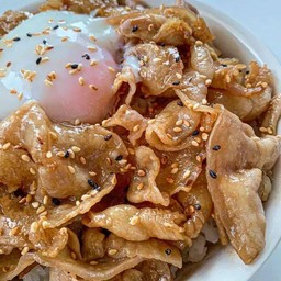ข้าวหน้าหมูสามชั้นสไลด์ผัดซอสเทอริยากิ