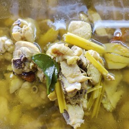 ไก่ต้มขมิ้น