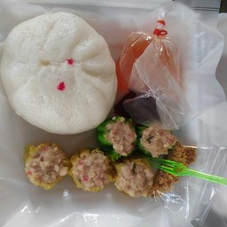 หมูแดง + ขนมจีบ 5 ลูก