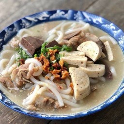 ข้าวเปี๊ยกขาหมูหมูยอเลือด