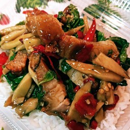 กะเพราหมูกรอบหน่อไม้