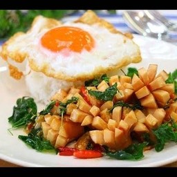 กะเพราไส้กรอก+ไข่ดาว อร่อย