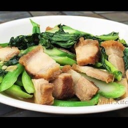 ข้าวคะน้าน้ำมันหอยหมูกรอบ