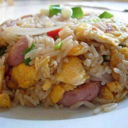 ข้าวผัดเบคอนใส้กรอก