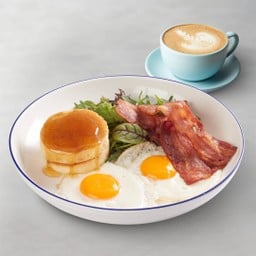 <ฟรีกาแฟ> แพนเค้กราดน้ำผึ้ง เสิร์ฟพร้อมเบคอน ไข่ และผักสลัด