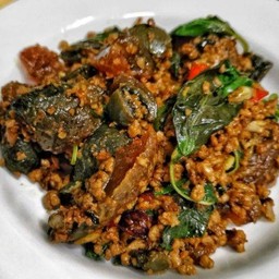 กระเพราเนื้อสับไข่เยี่ยวม้าทอด