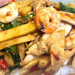 กระเพราหน่อไม้รวมราดข้าว