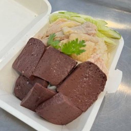 ข้าวมันไก่ต้ม หน้าเลือด