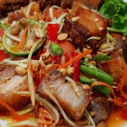 ส้มตำมะละกอหมูกรอบ