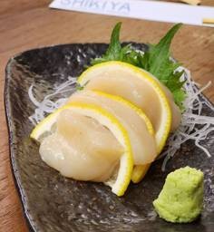 C17 - หอยเชลล์ (2 ตัว) (ซาชิมิ) Hotate Sashimi