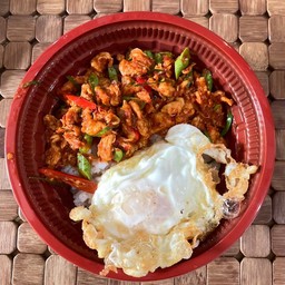 ผัดพริกแกงไก่ราดข้าว
