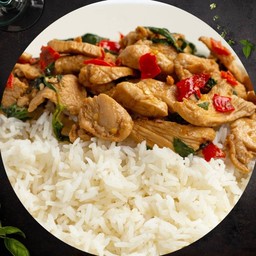 ข้าวกะเพราหมูชิ้น Pork with holly basil on rice