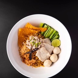 ก๋วยเตี๋ยวคลุกพริกแห้งหมูรวม