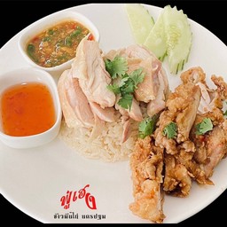 ข้าวมันไก่ รวมไก่ต้มไก่ทอด. ธรรมดา