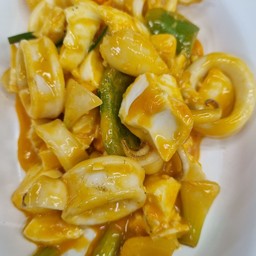 Stir Fried Squid With Salted Egg
