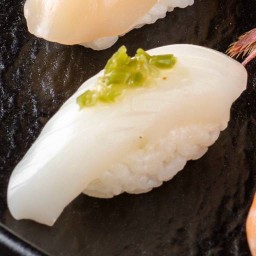 C30 - หมึกอิกะ(ซูชิ)Ika Sushi