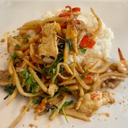 กะเพราหน่อไม้ราดข้าว