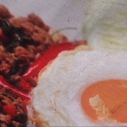 กระเพราหมูราดข้าว ไข่ดาว