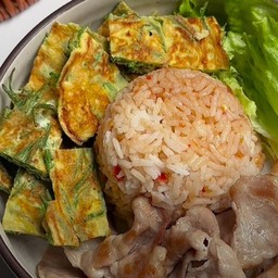 ข้าวน้ำพริกกะปิ ไข่เจียวชะอม หมูทอด