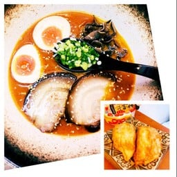 ราเมงซุปกระดูกหมูแบบเผ็ด + เกี๊ยวหมู 2ชิ้น