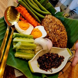 ข้าวผัดน้ำพริกลงเรือ