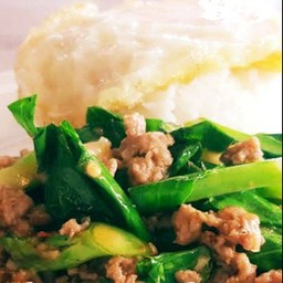 คะน้าหมูสับน้ำมันหอยราดข้าว+ไข่ดาว