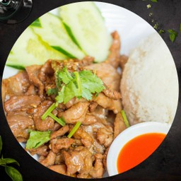 ข้าวหมูกระเทียม Pork Galic on rice