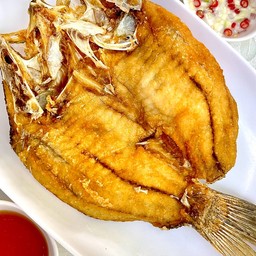 ปลากระพงทอดราดน้ำปลา