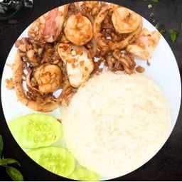 ข้าวทะเลกระเทียม Seafood fried garlic on rice
