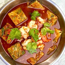 แกงส้มกุ้งชะอมไข่