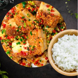 ข้าวหมูกรอบคั่วพริกเกลือ Crispy pork with salt and chili On Rice