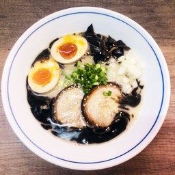 ราเมงซุปกระดูกหมู เพิ่ม น้ำมันเครื่องเทศและพริกไทยดำ