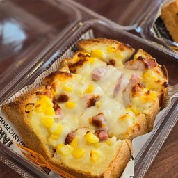 [อร่อยซ่ากับโค้ก] ปังโทสต์ ข้าวโพด แฮม อบชีส (ชุด 2 แผ่น) +  โค้ก ไม่มีน้ำตาล (กระป๋อง) 