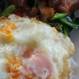 คะน้าหมูกรอบไข่ดาว