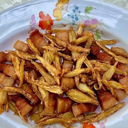 หมูสามชั้นทอดกระชาย