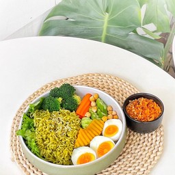 บะหมี่คลุกน้ำย้อยยำแซ่บไข่ต้ม เร่งเบิร์น แคลน้อย