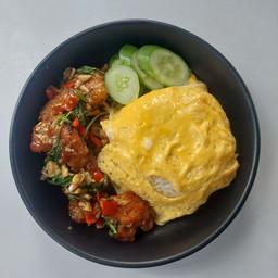 ข้าวกะเพราไก่ไข่ข้น