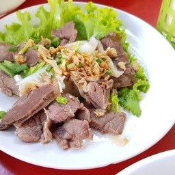 ลวกจิ้มเนื้อรวม (เนื้อตับริ้วขาว) โรยกระเทียมเจียว