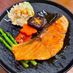 E03 - สเต็กแซลมอนย่าง Grilled Salmon