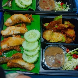 ข้าวน้พริกกะปิปลาทอดพร้อมผักเคียง