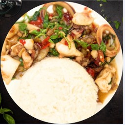 ข้าวกะเพราปลาหมึก Squid with holly basil on rice