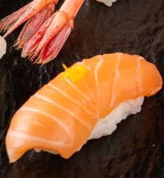 C25 - แซลมอน (ซูชิ) Salmon Sushi