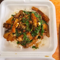 กระเพราปลานิล+หมูกรอบราดข้าว