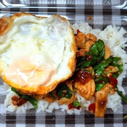 กระเพราไก่ไข่ดาว