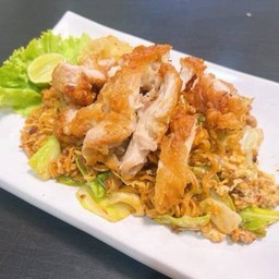 ผัดมาม่าไก่กรอบ