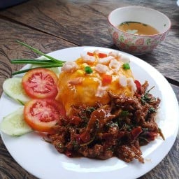 หาเรื่องกิน กระเพราเนื้อไข่ข้น สาขา1