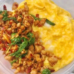 ข้าวกะเพราพริกแห้งไก่สับ+ไข่ข้น