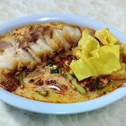 ก๋วยเตี๋ยวหมูกรอบต้มยำน้ำข้น